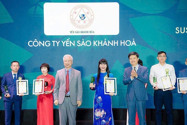 Công ty Yến sào Khánh Hòa được vinh danh Doanh nghiệp phát triển bền vững- Thương hiệu mạnh Việt Nam năm 2024 của Tạp chí Kinh tế Việt Nam thuộc Hội Kinh tế Việt Nam