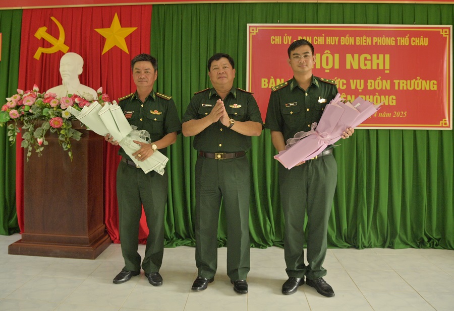 Đại tá Phạm Văn Thắng, tặng hoa chúc mừng Đại úy Nguyễn Hữu Nhân và Trung tá Trần Văn Tú.