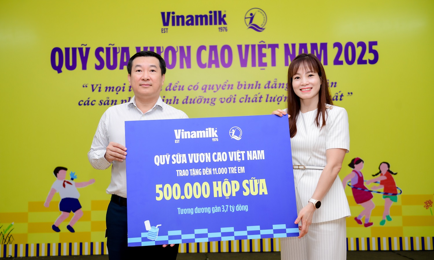 Ông Đỗ Thanh Tuấn – Giám đốc Đối ngoại Vinamilk – trao tặng bảng tượng trưng 500.000 hộp sữa cho đại diện Quỹ Bảo trợ Trẻ em Việt Nam nhân dịp khởi động Quỹ sữa năm 2025 (Ảnh: Nam Anh). Ông Đỗ Thanh Tuấn – Giám đốc Đối ngoại Vinamilk – trao tặng bảng tượng trưng 500.000 hộp sữa cho đại diện Quỹ Bảo trợ Trẻ em Việt Nam nhân dịp khởi động Quỹ sữa năm 2025 (Ảnh: Nam Anh).