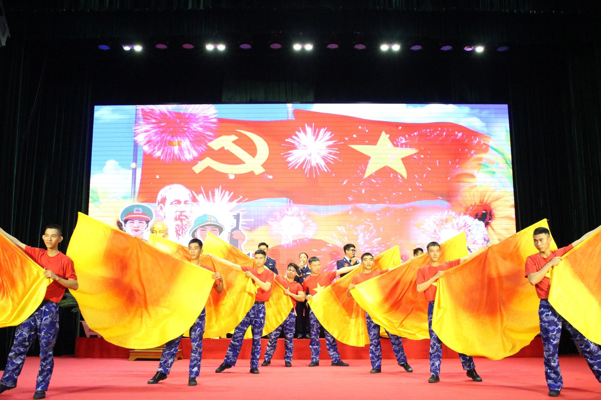 Đoàn cơ sở Phòng Tham mưu biểu diễn văn nghệ chào mừng Đại hội