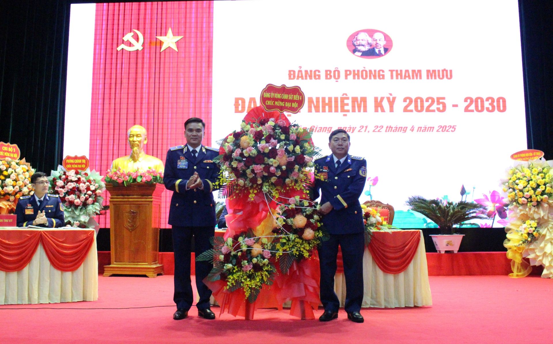 Thiếu tướng Trần Văn Lượng, Đảng ủy viên Đảng ủy Cảnh sát biển Việt Nam, Phó bí Đảng ủy - Tư lệnh Vùng Cảnh sát biển 4 thay mặt Đảng ủy Vùng tặng hoa chúc mừng Đại hội.