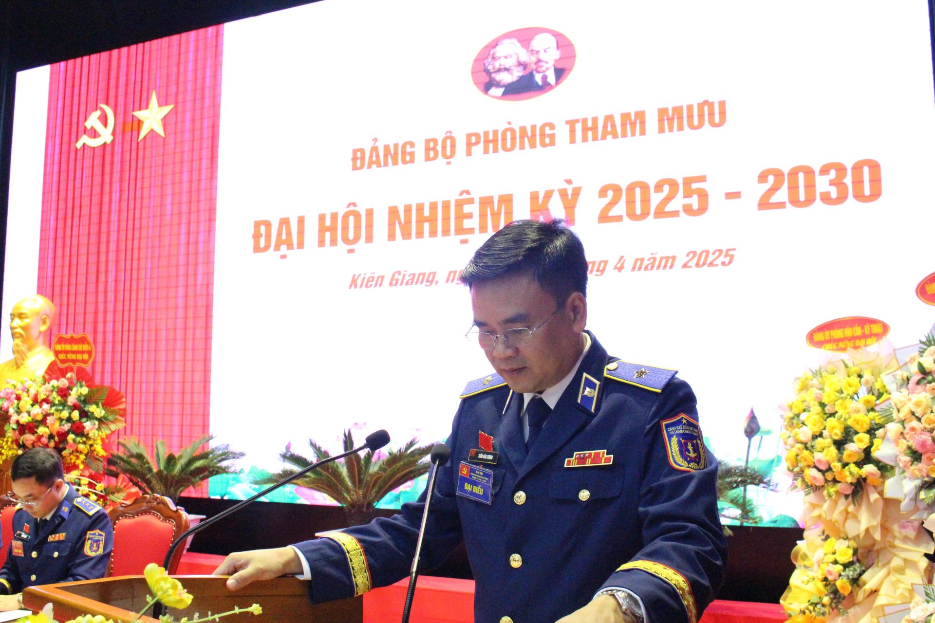 Thiếu tướng Trần Văn Lượng, Đảng ủy viên Đảng ủy Cảnh sát biển Việt Nam, Phó bí Đảng ủy - Tư lệnh Vùng Cảnh sát biển 4 phát biểu chỉ đạo Đại hội.