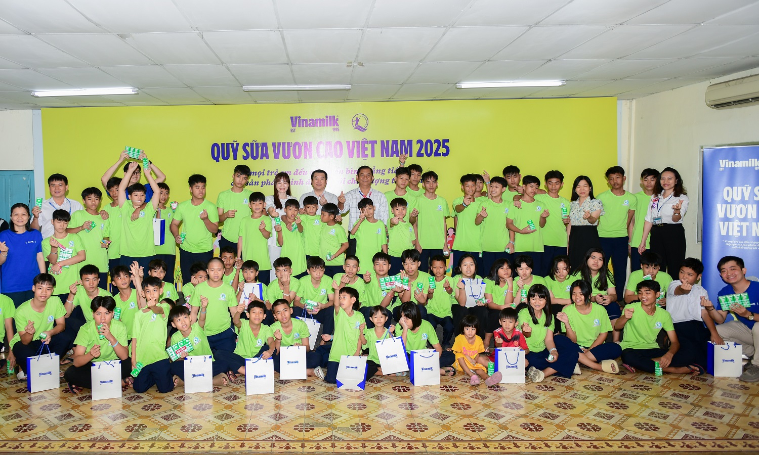 Bên cạnh nguồn dinh dưỡng thiết yếu là những hộp sữa, món quà Quỹ sữa mang đến còn là sự quan tâm, chăm sóc và động viên các em để vươn lên trong cuộc sống (Ảnh: Nam Anh). Bên cạnh nguồn dinh dưỡng thiết yếu là những hộp sữa, món quà Quỹ sữa mang đến còn là sự quan tâm, chăm sóc và động viên các em để vươn lên trong cuộc sống (Ảnh: Nam Anh).