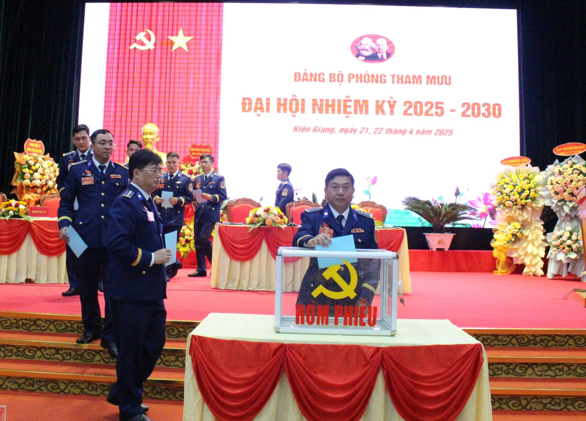 Các Đại biểu bỏ phiều bầu Ban chấp hành Đảng bộ Phòng Tham mưu nhiệm kỳ 2025-2030.