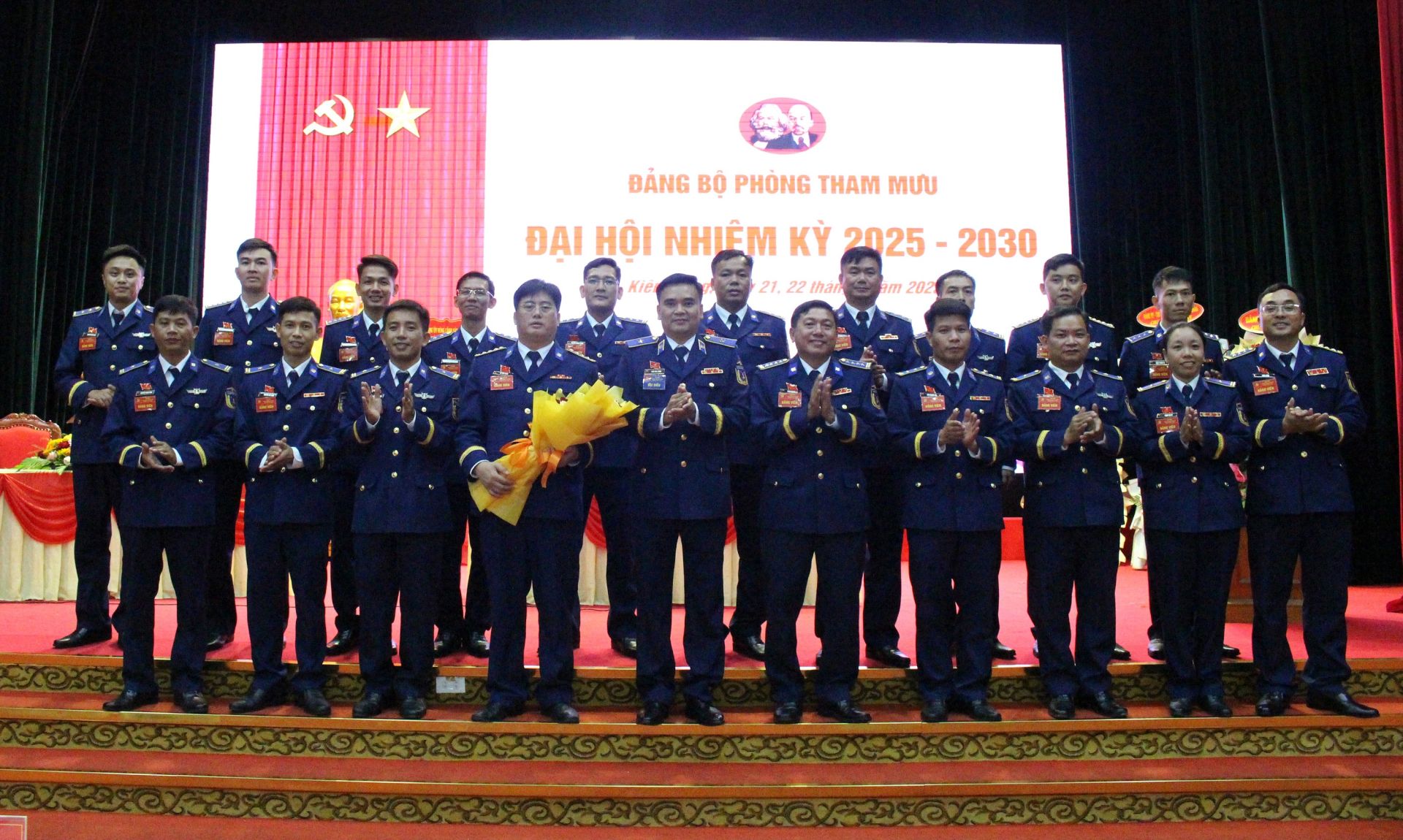 Thiếu tướng Trần Văn Lượng tặng hoa chúc mừng Đoàn Đại biểu Đảng bộ Phòng tham mưu dự Đại hội đại biểu Đảng bộ Vùng Cảnh sát biển 4 nhiệm kỳ 2025 - 2030.
