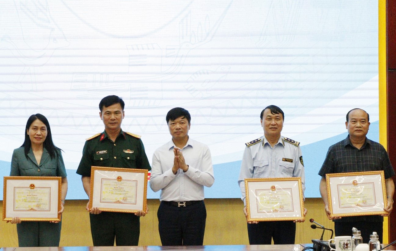 Phó Chủ tịch Thường trực UBND tỉnh Đào Quang Khải, Trưởng Ban Chỉ đạo 389 tỉnh trao Bằng khen của Trưởng Ban Chỉ đạo 389 Quốc gia cho các cá nhân tiêu biểu.