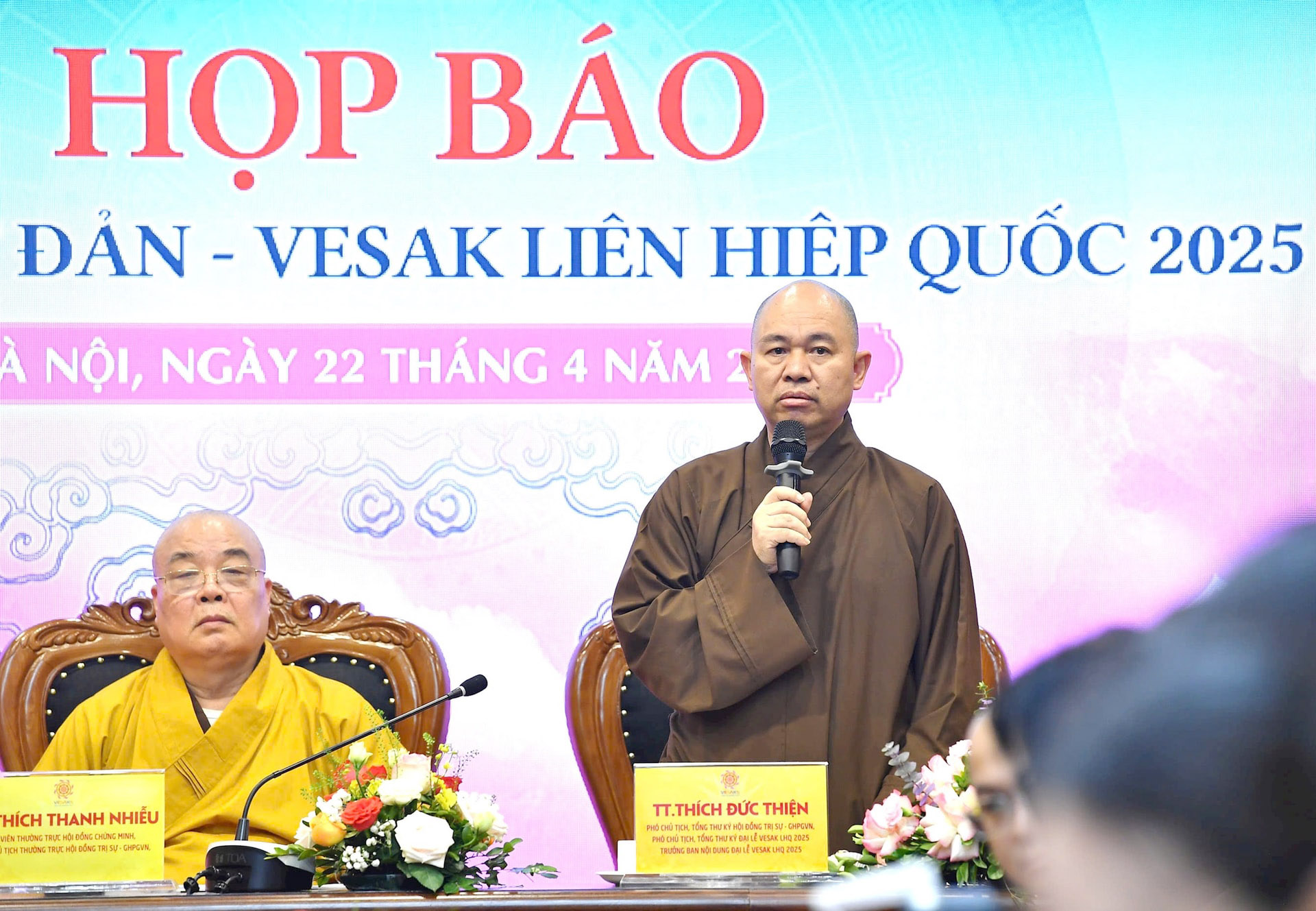 Thượng tọa Thích Đức Thiện trả lời câu hỏi của các phóng viên tại họp báo.