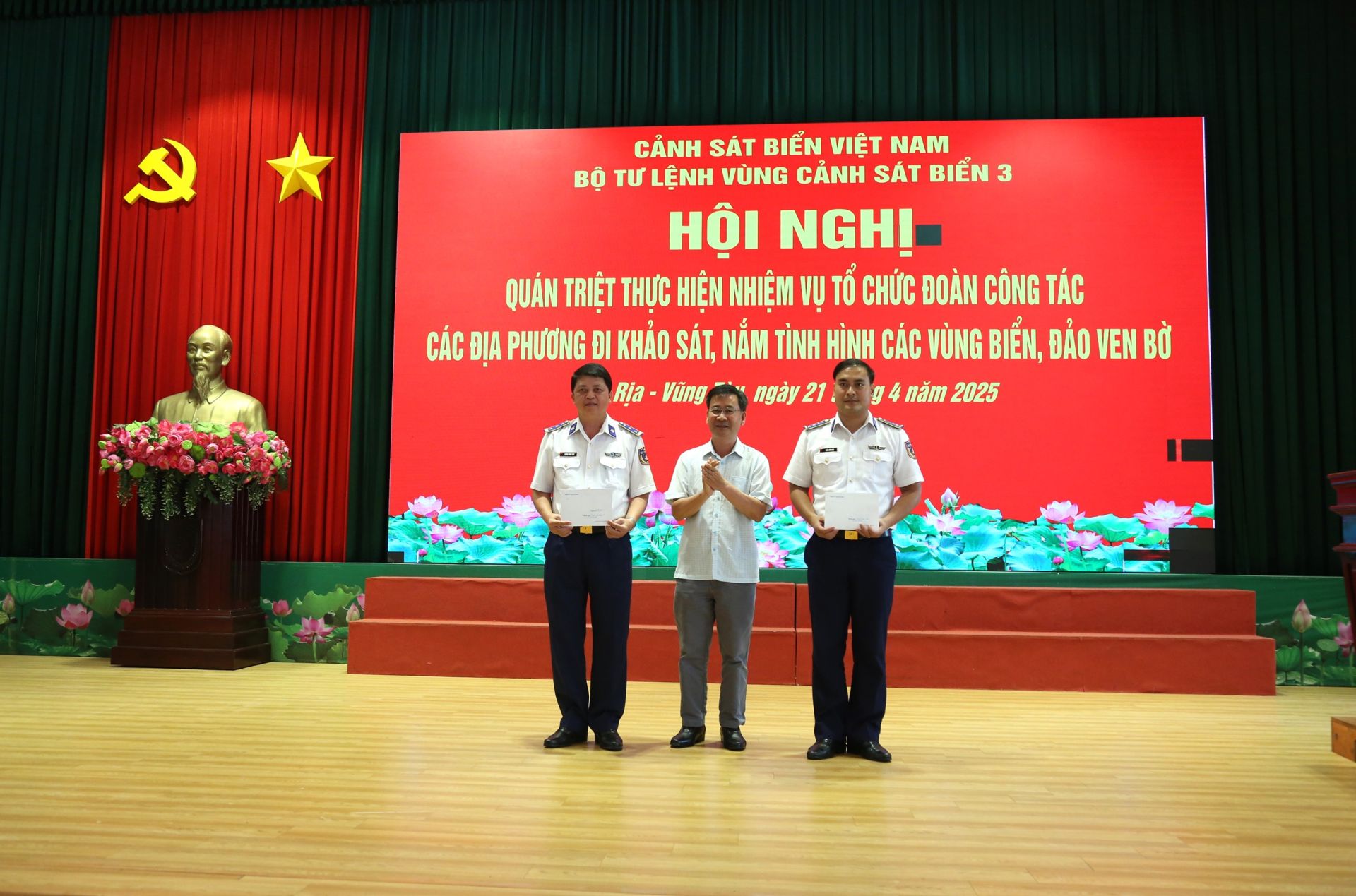 Đoàn công tác tỉnh Khánh Hòa tặng quà cho Hải đoàn 32 và Tàu CSB 8005