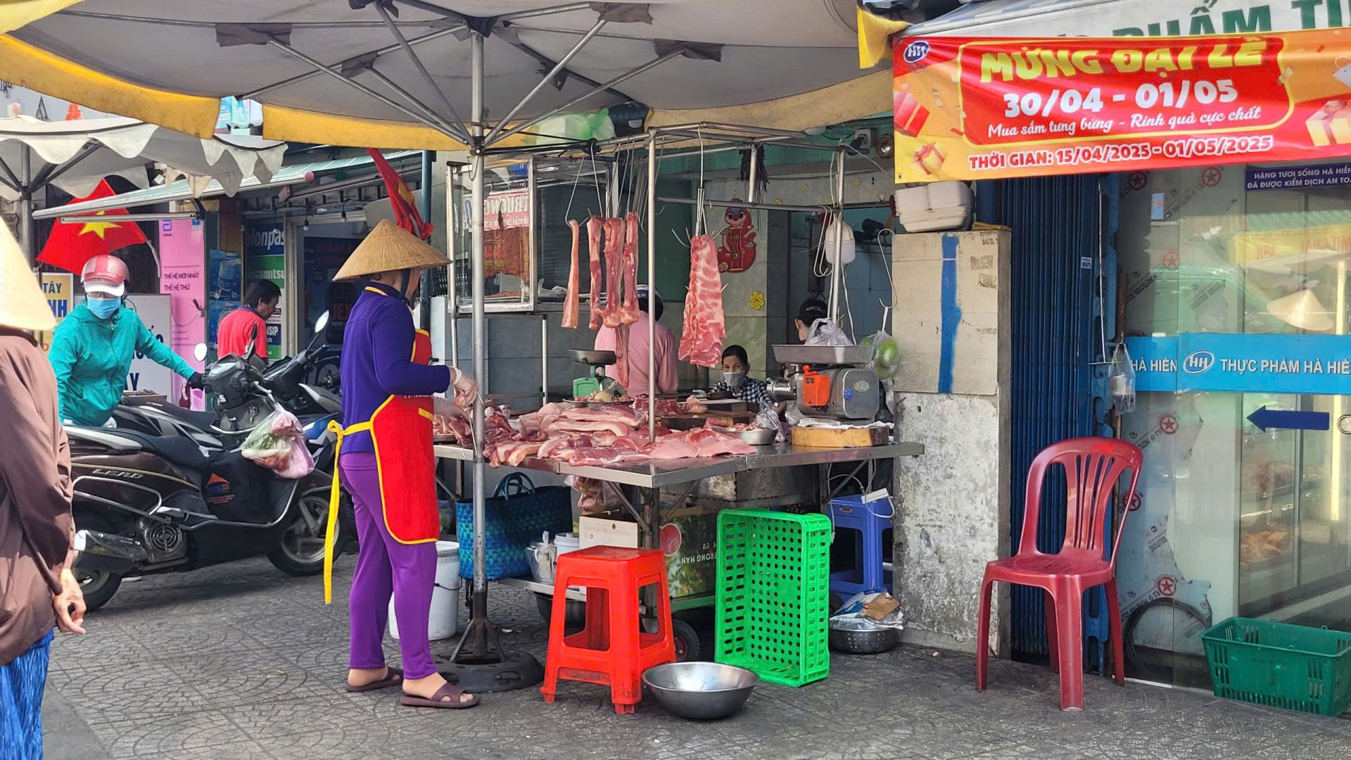 Tại khu vực thực phẩm tươi sống, nhiều sạp hàng không có nguồn gốc rõ ràng, người bán chủ yếu dựa vào kinh nghiệm cá nhân để đánh giá chất lượng thực phẩm