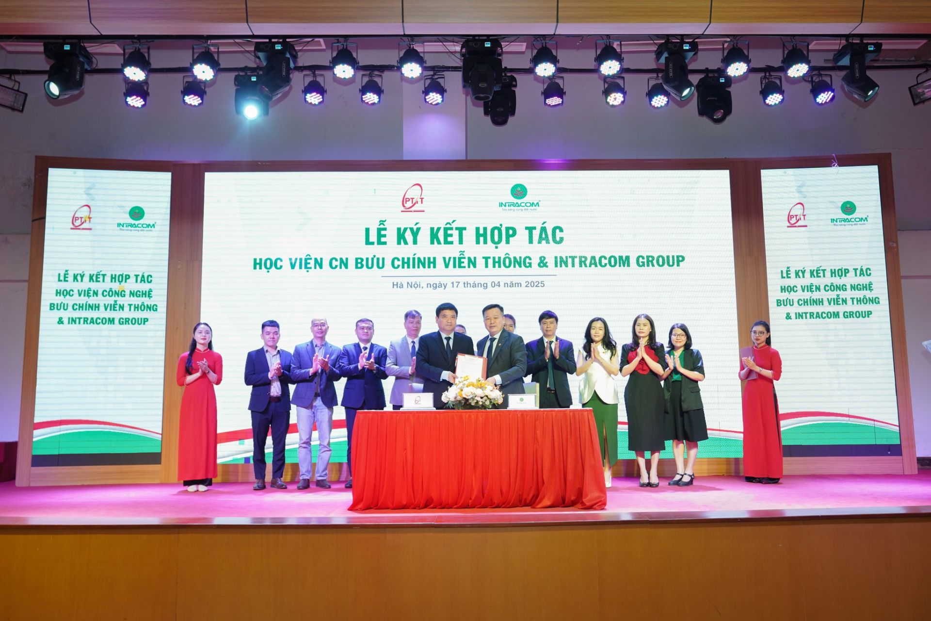 PGS.TS Đặng Hoài Bắc, Giám đốc Học viện (bên trái) và ông Nguyễn Thanh Việt, Chủ tịch Intracom Group trao Biên bản hợp tác PGS.TS Đặng Hoài Bắc, Giám đốc Học viện (bên trái) và ông Nguyễn Thanh Việt, Chủ tịch Intracom Group trao Biên bản hợp tác