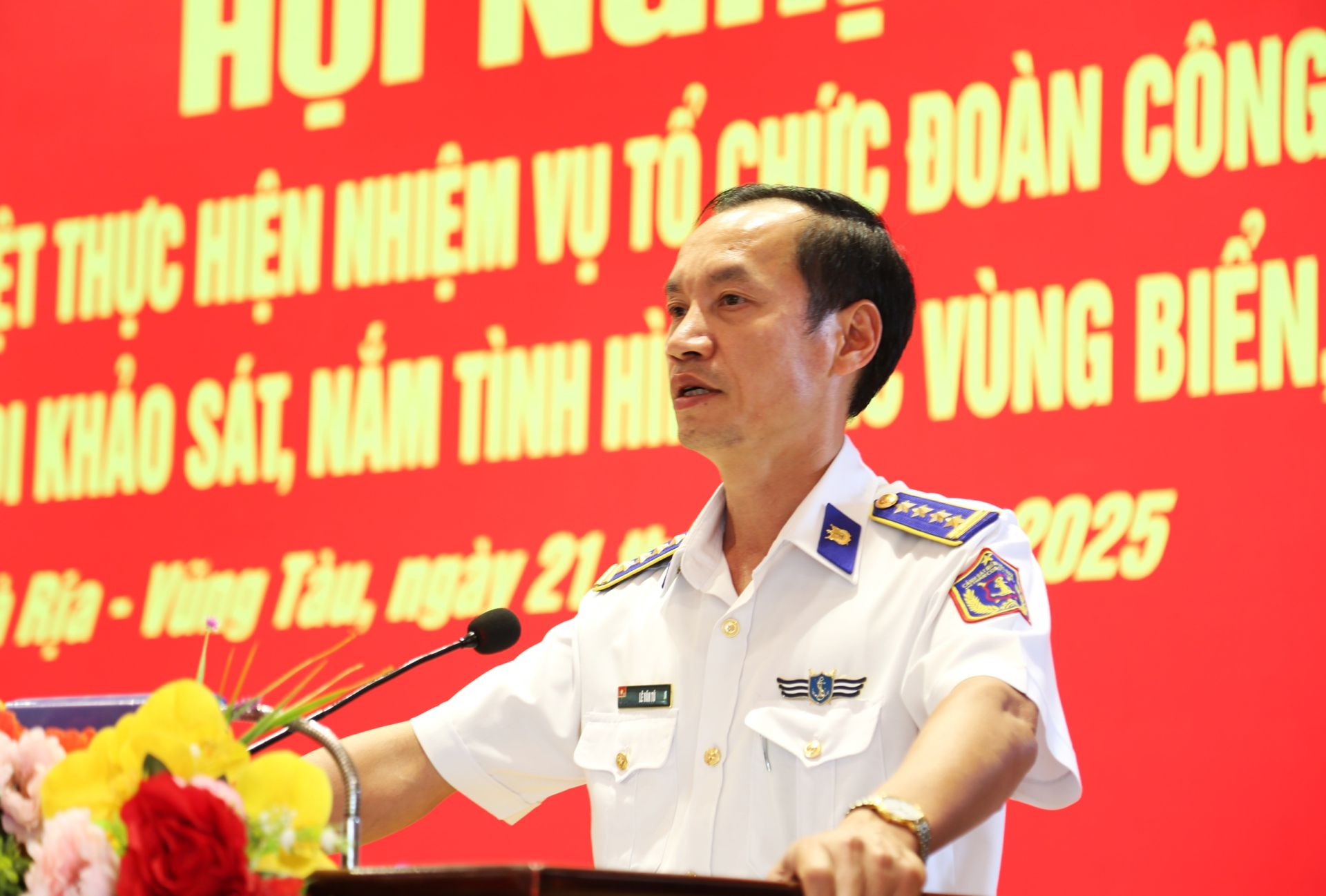 Đại tá Lê Văn Tú, Bí thư Đảng ủy, Chính ủy Bộ Tư lệnh Vùng Cảnh sát biển 3 phát biểu tại hội nghị