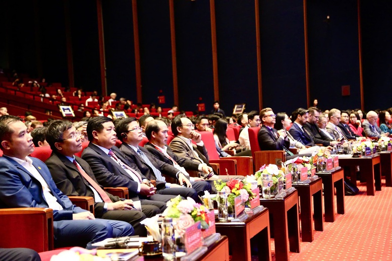Phó Thủ tướng Chính phủ Nguyễn Chí Dũng cùng các đại biểu dự Diễn đàn Đầu tư Đổi mới sáng tạo Việt Nam 2025 - Ảnh: VGP/Thu Sa