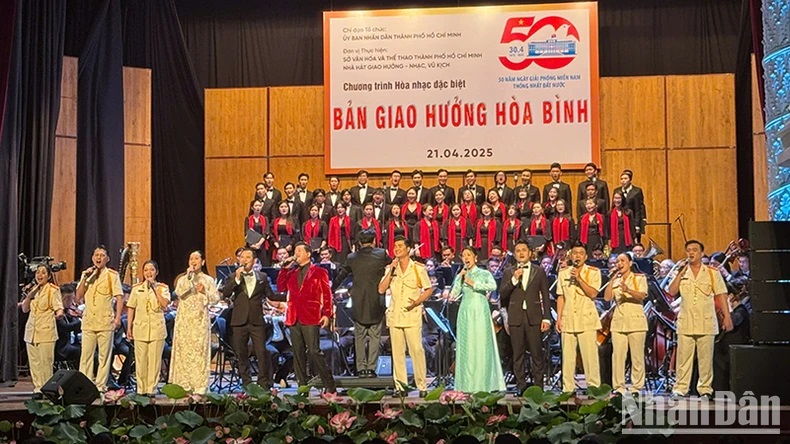 Tiết mục Rạng rỡ Việt Nam (âm nhạc và lời: Quang Vinh, chuyển soạn cho dàn nhạc: Trần Mạnh Hùng) khép lại Chương trình hòa nhạc đặc biệt "Bản giao hưởng hòa bình". (Ảnh: H.N) Tiết mục Rạng rỡ Việt Nam (âm nhạc và lời: Quang Vinh, chuyển soạn cho dàn nhạc: Trần Mạnh Hùng) khép lại Chương trình hòa nhạc đặc biệt "Bản giao hưởng hòa bình". (Ảnh: H.N)