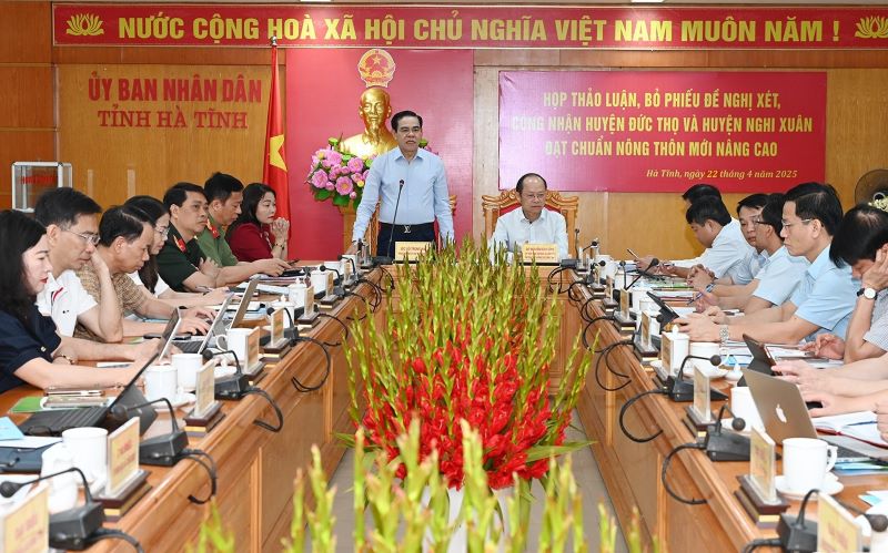 Chủ tịch UBND tỉnh Hà Tĩnh Võ Trọng Hải và Phó Chủ tịch Thường trực UBND tỉnh Hà Tĩnh Nguyễn Hồng Lĩnh chủ trì cuộc họp. Chủ tịch UBND tỉnh Hà Tĩnh Võ Trọng Hải và Phó Chủ tịch Thường trực UBND tỉnh Hà Tĩnh Nguyễn Hồng Lĩnh chủ trì cuộc họp.
