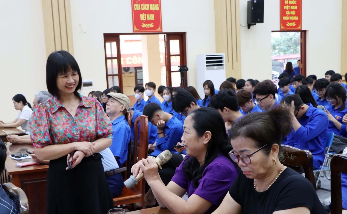 Các đại biểu được tập huấn về kiến thức an toàn thực phẩm. Các đại biểu được tập huấn về kiến thức an toàn thực phẩm.