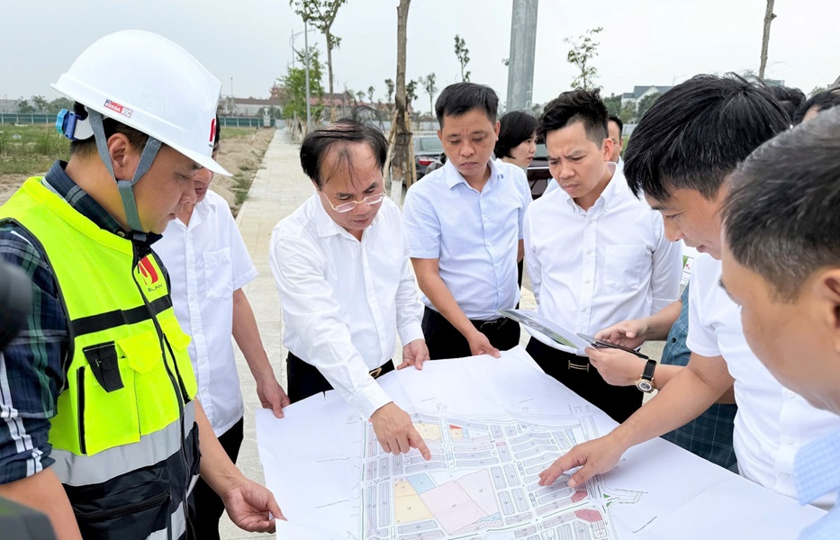 Đoàn công tác Bộ Xây dựng làm việc tại công trường dự án nhà ở xã hội tại khu đô thị Tân Phú Hưng mở rộng.