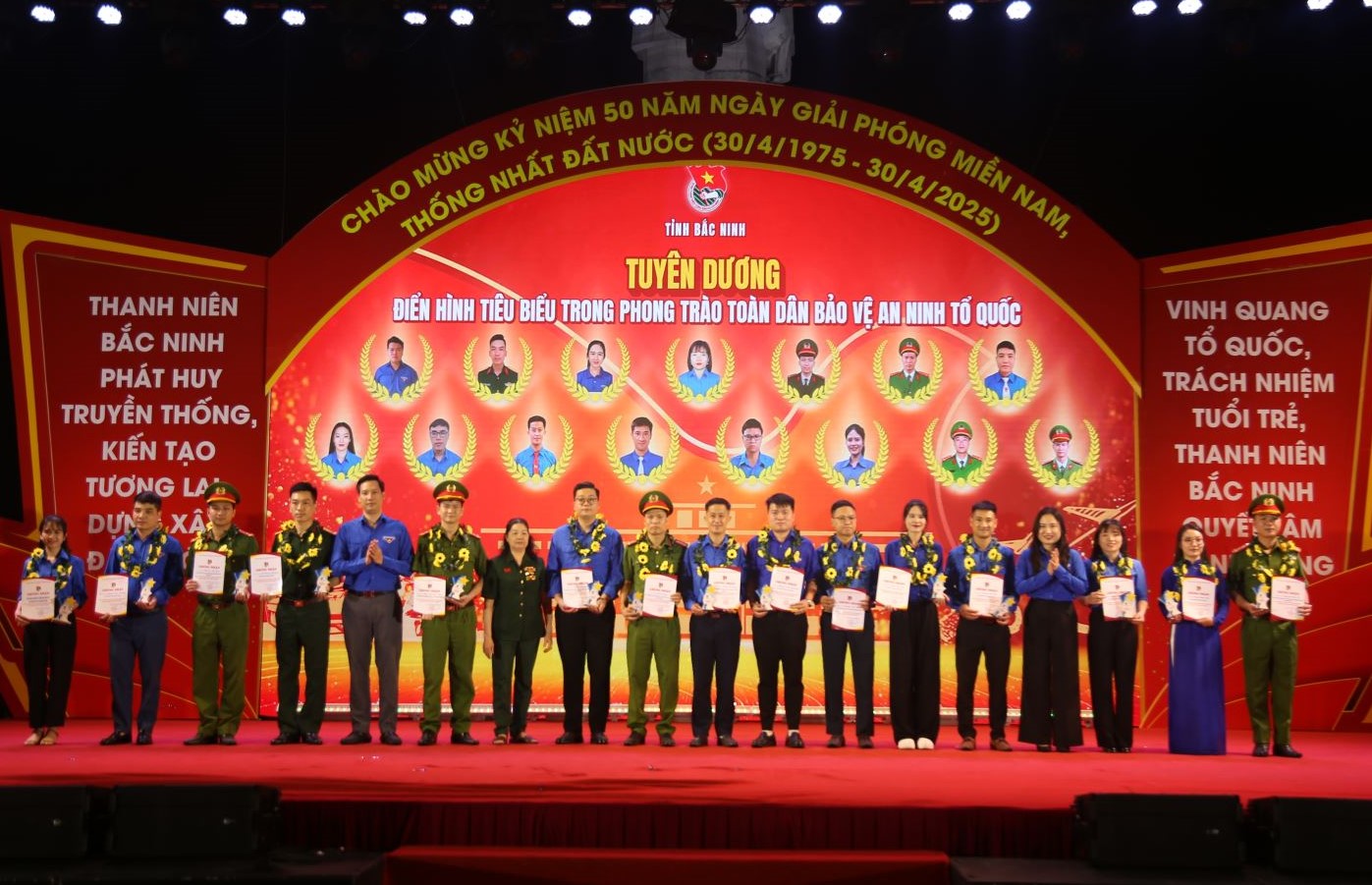 Lãnh đạo Tỉnh Đoàn tuyên dương các tập thể, cá nhân điển hình tiêu biểu trong phong trào bảo vệ ANTQ Lãnh đạo Tỉnh Đoàn tuyên dương các tập thể, cá nhân điển hình tiêu biểu trong phong trào bảo vệ ANTQ