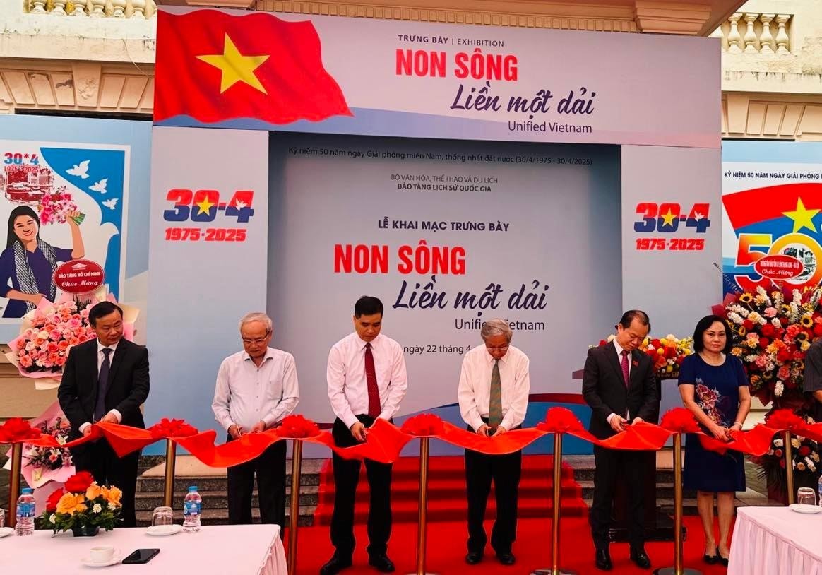 Các đại biểu cắt băng, khai mạc triển lãm. Ảnh: Hoàng Lân Các đại biểu cắt băng, khai mạc triển lãm. Ảnh: Hoàng Lân