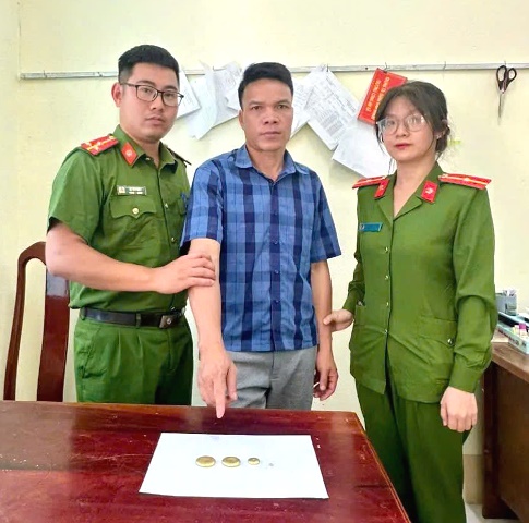 Đối tượng cùng tang vật tại cơ quan Công an Đối tượng cùng tang vật tại cơ quan Công an