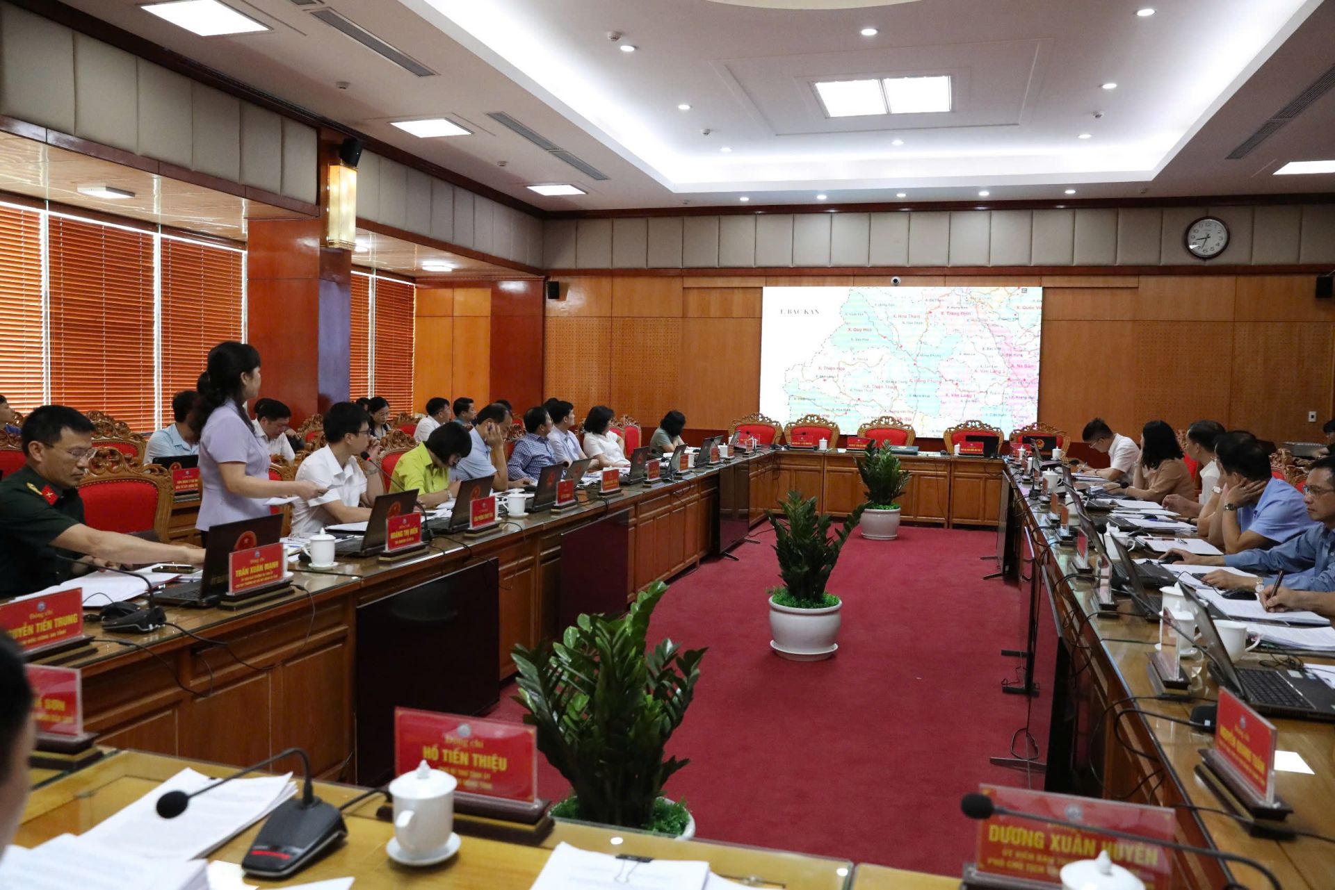 Các đại biểu thảo luận, cho ý kiến về chủ trương sắp xếp đơn vị hành chính cấp xã của tỉnh Lạng Sơn