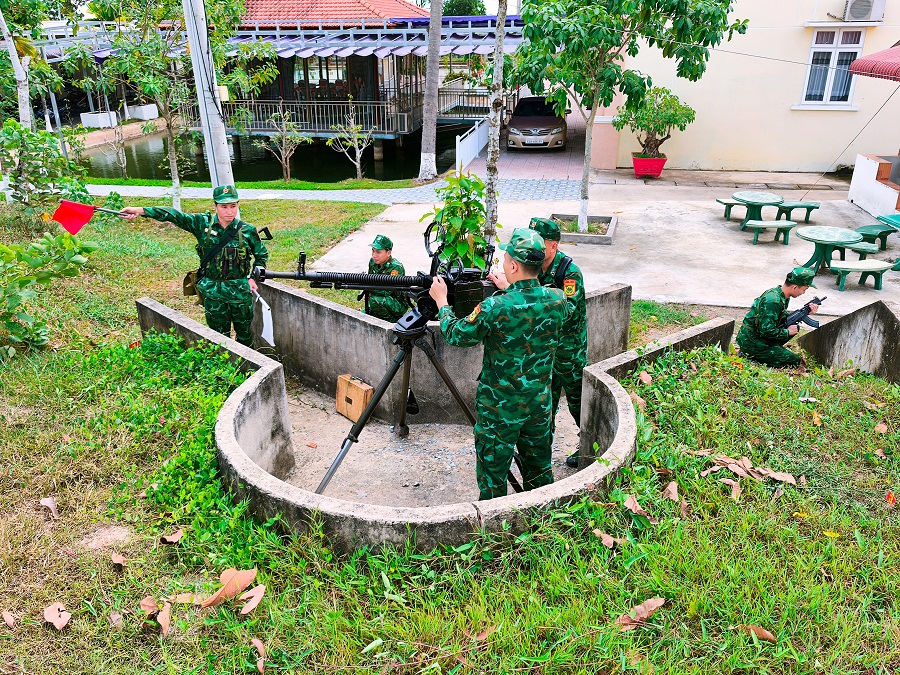 Đoàn công tác tiến hành kiểm tra, rà soát hệ thống văn kiện tác chiến; công tác quán triệt chỉ thị, chỉ lệnh, công văn, kế hoạch; văn bản chỉ đạo, hướng dẫn của trên về nhiệm vụ trực sẵn sàng chiến đấu và xử lý tình huống.