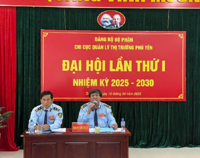 Bàn chủ tịch Đại hội. Ảnh: H-Tr