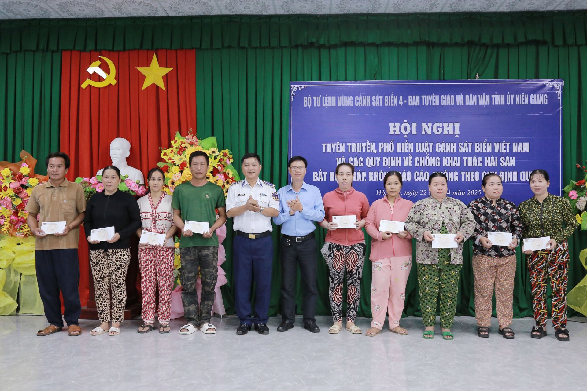 Đại tá Dương Xuân Dũng, Phó Chủ nhiệm Chính trị, BTL Vùng Cảnh sát biển 4 cùng đại diện Ban Tuyên giáo và Dân vận Tỉnh ủy Kiên Giang trao tặng quà hỗ trợ ngư dân có hoàn cảnh khó khăn trên địa bàn xã Hòn Tre