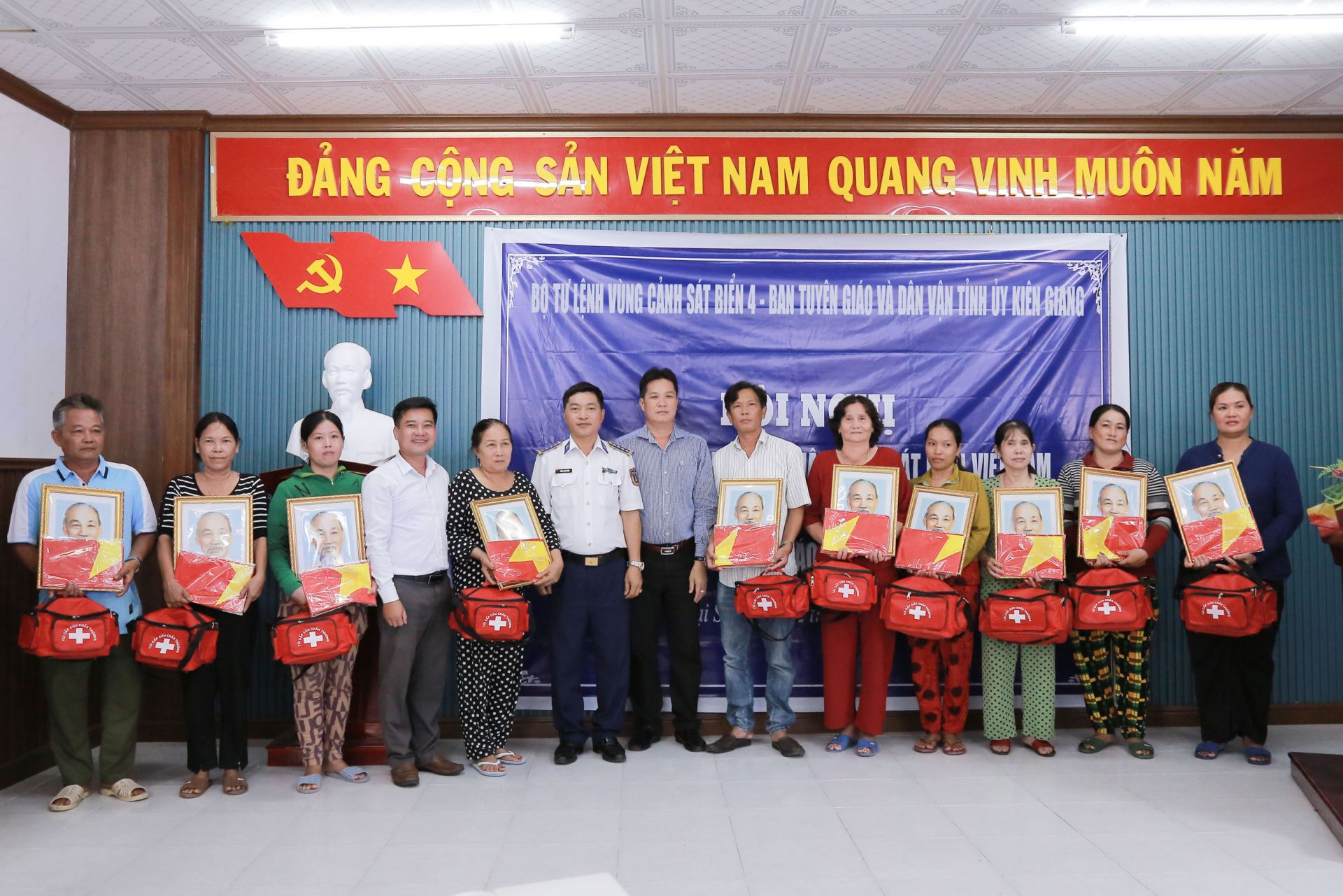 Đại tá Dương Xuân Dũng, Phó Chủ nhiệm Chính trị, BTL Vùng Cảnh sát biển 4 cùng đại diện Ban Tuyên giáo và Dân vận Tỉnh ủy Kiên Giang và lãnh đạo địa phương trao tặng ảnh Bác Hồ, cờ Tổ Quốc và túi thuốc y tế cho chủ phương tiện và thuyền trưởng tại xã Lại Sơn Đại tá Dương Xuân Dũng, Phó Chủ nhiệm Chính trị, BTL Vùng Cảnh sát biển 4 cùng đại diện Ban Tuyên giáo và Dân vận Tỉnh ủy Kiên Giang và lãnh đạo địa phương trao tặng ảnh Bác Hồ, cờ Tổ Quốc và túi thuốc y tế cho chủ phương tiện và thuyền trưởng tại xã Lại Sơn