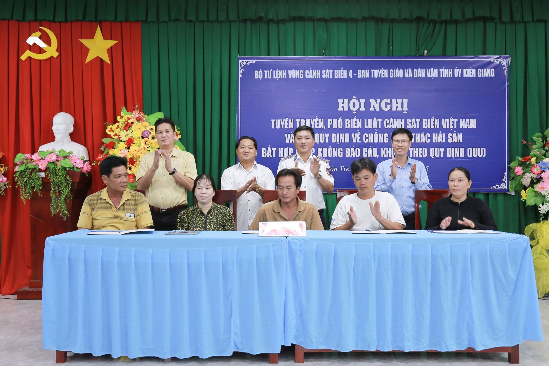 Tổ chức cho chủ phương tiện ký cam kết không vi phạm IUU tại xã Hòn Tre Tổ chức cho chủ phương tiện ký cam kết không vi phạm IUU tại xã Hòn Tre