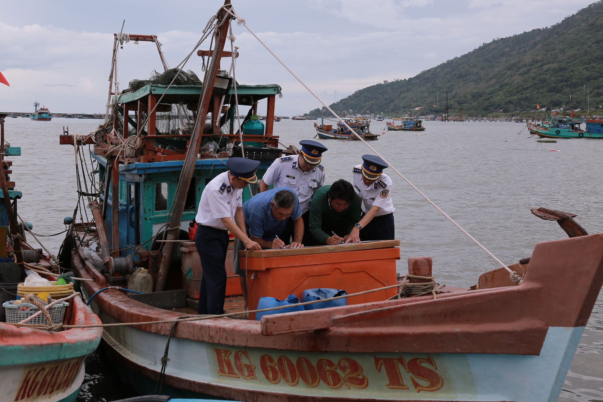 Tổ chức cho các thuyền trưởng tàu cá ký cam kết không vi phạm khai thác IUU tại cảng cá trên địa bàn xã Hòn Tre