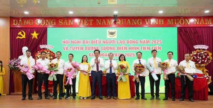Trao thưởng cho các đại diện phòng chức năng, đơn vị của Cty CPPB Bình Điền.