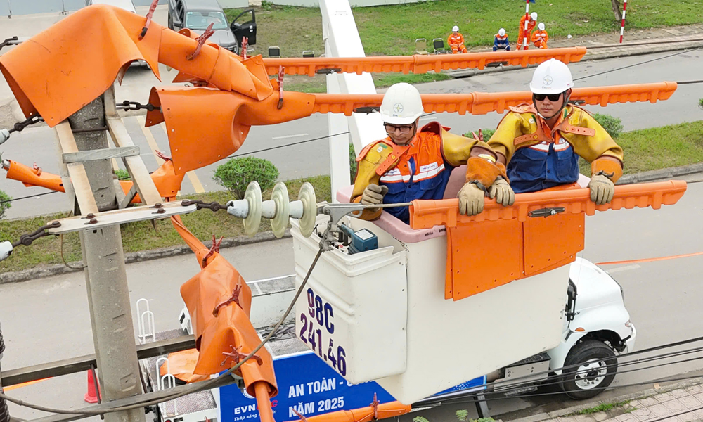 Đội sửa chữa Hotline thực hiện phiên làm việc bảo dưỡng trên đường dây 22 kV tại Khu công nghiệp Song Khê - Nội Hoàng (thành phố Bắc Giang) Đội sửa chữa Hotline thực hiện phiên làm việc bảo dưỡng trên đường dây 22 kV tại Khu công nghiệp Song Khê - Nội Hoàng (thành phố Bắc Giang)