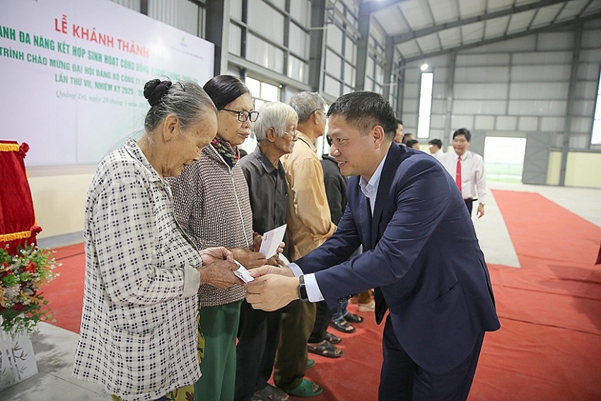 Ông Bùi Ngọc Dương - Bí thư Đảng ủy, Chủ tịch HĐQT BSR trao quà cho các hộ gia đình chính sách tại thị xã Quảng Trị, tỉnh Quảng Trị tháng 3/2025 Ông Bùi Ngọc Dương - Bí thư Đảng ủy, Chủ tịch HĐQT BSR trao quà cho các hộ gia đình chính sách tại thị xã Quảng Trị, tỉnh Quảng Trị tháng 3/2025