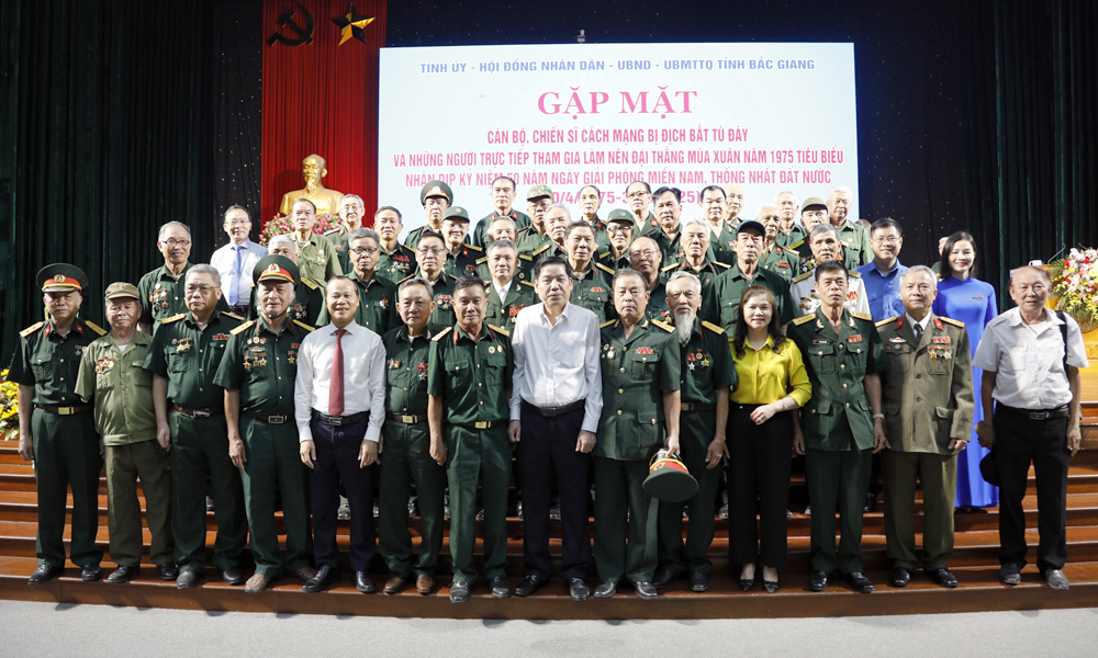 Các đồng chí lãnh đạo tỉnh chụp ảnh cùng các đại biểu chiến sĩ cách mạng. Các đồng chí lãnh đạo tỉnh chụp ảnh cùng các đại biểu chiến sĩ cách mạng.