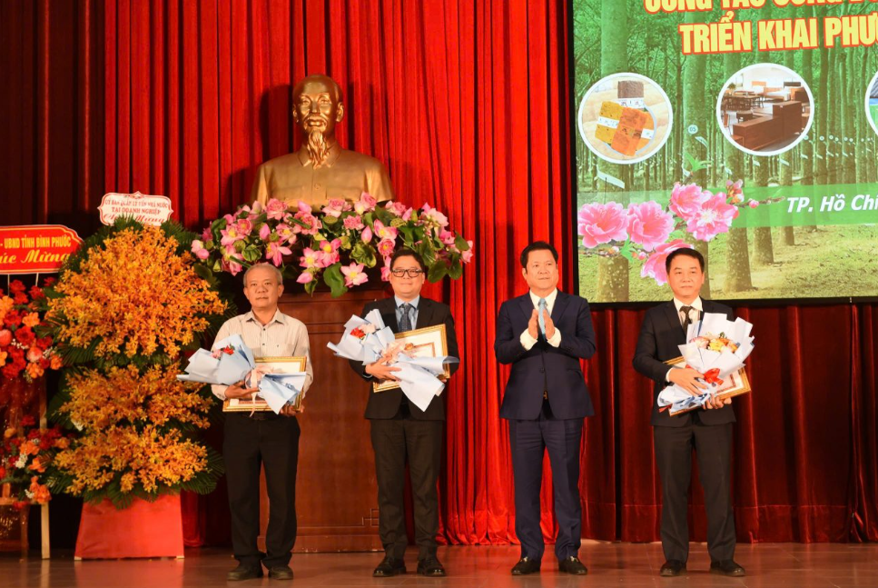 Ông Lê Thanh Hưng – Phó Bí thư Đảng ủy, TGĐ VRG trao thưởng tại Hội nghị Tổng kết công tác xây dựng Đảng, hoạt động SXKD, công tác Công đoàn và Đoàn Thanh niên của Tập đoàn năm 2024 và triển khai phương hướng, nhiệm vụ năm 2025, vào ngày 19/12/2024. Ảnh: Vũ Phong Ông Lê Thanh Hưng – Phó Bí thư Đảng ủy, TGĐ VRG trao thưởng tại Hội nghị Tổng kết công tác xây dựng Đảng, hoạt động SXKD, công tác Công đoàn và Đoàn Thanh niên của Tập đoàn năm 2024 và triển khai phương hướng, nhiệm vụ năm 2025, vào ngày 19/12/2024. Ảnh: Vũ Phong