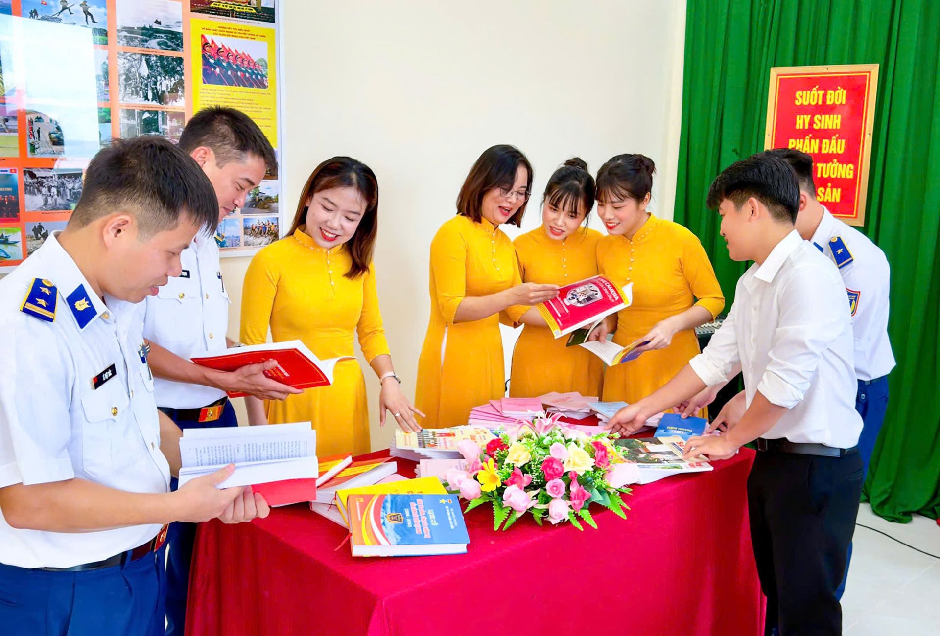 Cán bộ, chiến sĩ Hải đội 33 cùng các thầy, cô giáo Trường THCS Lê Hồng Phong (huyện Côn Đảo) hưởng ứng Ngày sách và văn hóa đọc Việt Nam năm 2025. Cán bộ, chiến sĩ Hải đội 33 cùng các thầy, cô giáo Trường THCS Lê Hồng Phong (huyện Côn Đảo) hưởng ứng Ngày sách và văn hóa đọc Việt Nam năm 2025.