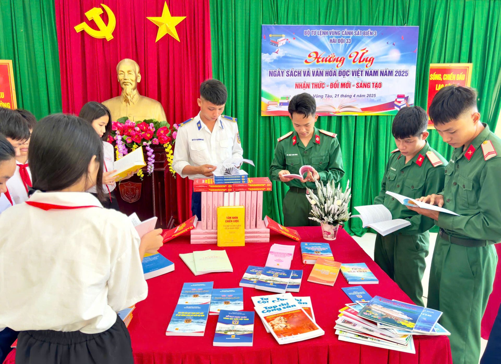 Cán bộ, chiến sĩ Cảnh sát biển cùng lực lượng, các em học sinh tham gia đọc sách hưởng ứng Ngày sách và văn hóa đọc Việt Nam năm 2025 tại huyện Côn Đảo. Cán bộ, chiến sĩ Cảnh sát biển cùng lực lượng, các em học sinh tham gia đọc sách hưởng ứng Ngày sách và văn hóa đọc Việt Nam năm 2025 tại huyện Côn Đảo.