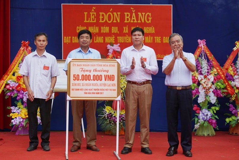 Lễ đón Bằng công nhận “Làng nghề truyền thống” năm 2017 và 50 triệu đồng tặng thưởng của UBND tỉnh Hòa Bình Lễ đón Bằng công nhận “Làng nghề truyền thống” năm 2017 và 50 triệu đồng tặng thưởng của UBND tỉnh Hòa Bình