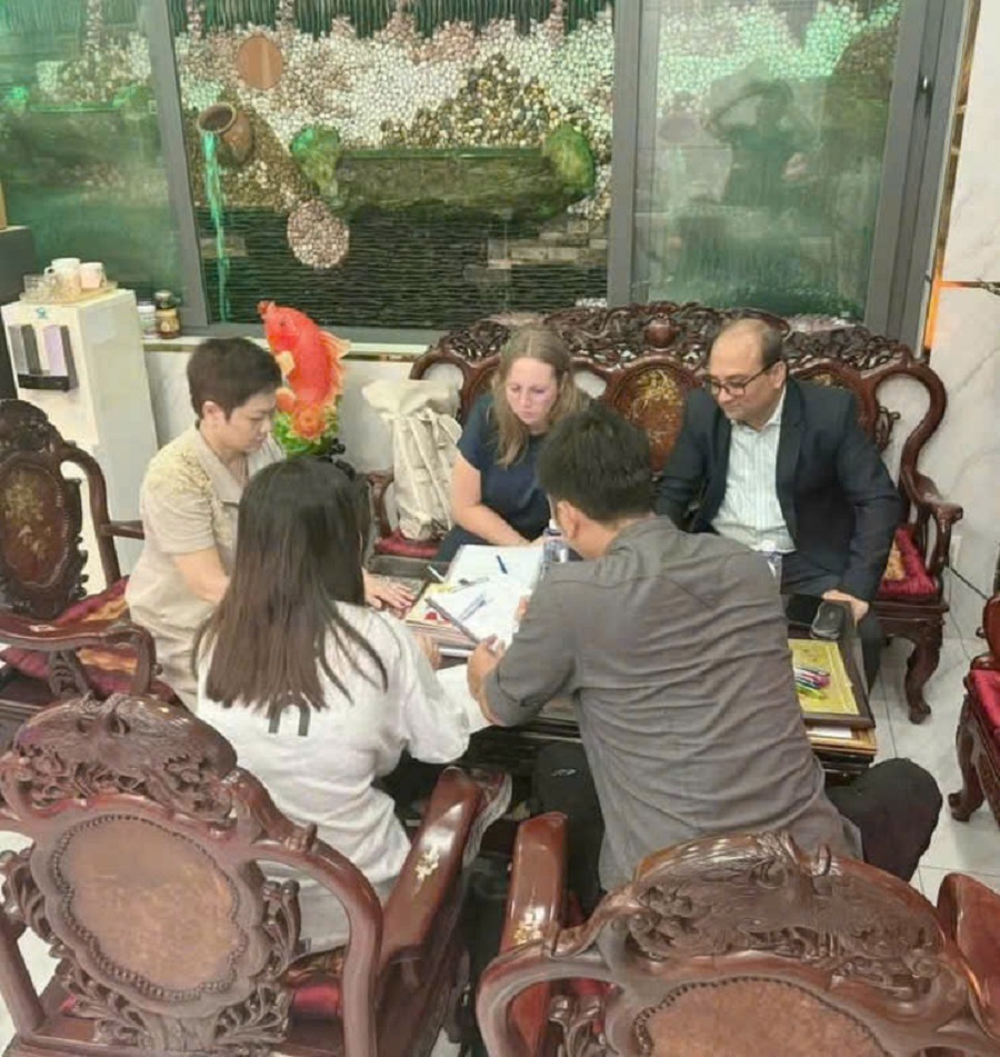 Doanh nhân Trần Huệ Ngọc (Ngồi giữa), trong buổi làm việc cùng các đối tác nước ngoài Doanh nhân Trần Huệ Ngọc (Ngồi giữa), trong buổi làm việc cùng các đối tác nước ngoài