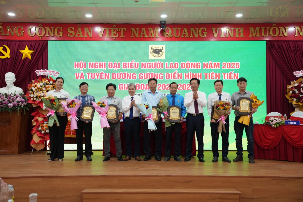 Lãnh đạo Công ty Bình Điền tuyên dương các đơn vị thành viên có thành tích xuất sắc trong hoạt động của Công ty