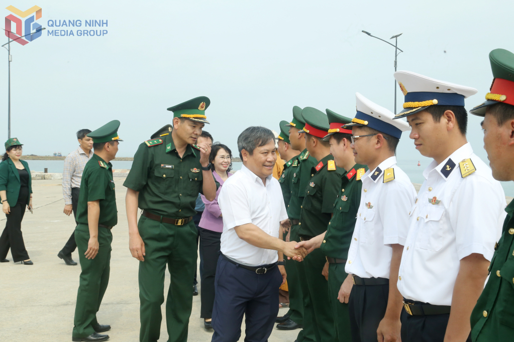 Bí thư Tỉnh ủy Quảng Ninh cùng đoàn công tác thăm, động viên nhân dân và các lực lượng vũ trang trên đảo Trần. Bí thư Tỉnh ủy Quảng Ninh cùng đoàn công tác thăm, động viên nhân dân và các lực lượng vũ trang trên đảo Trần.