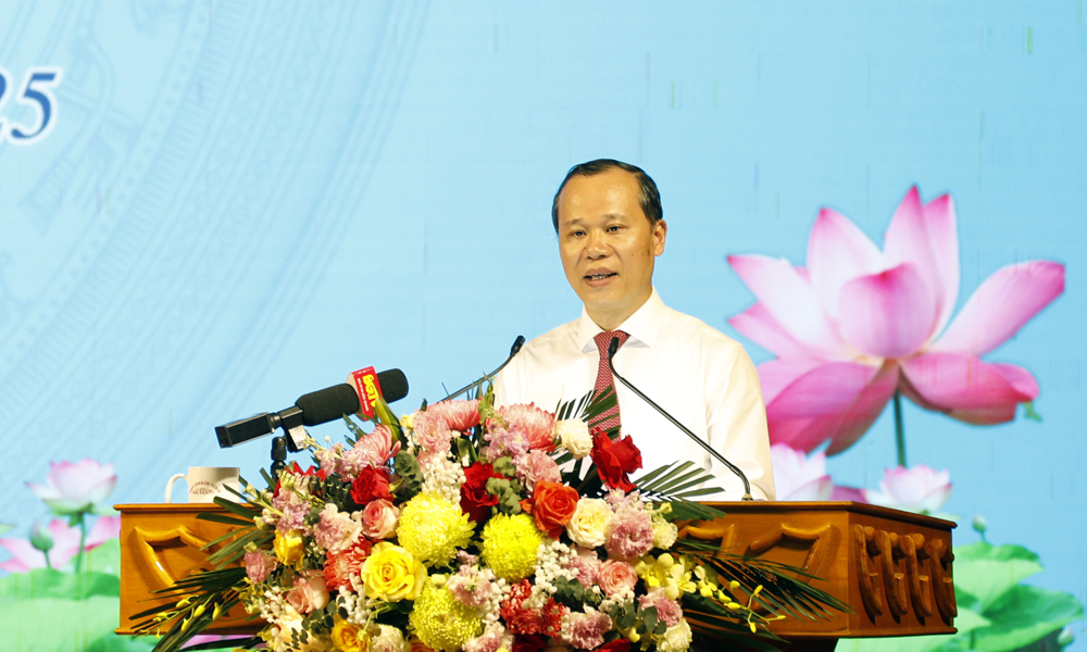 Đồng chí Mai Sơn, Phó Chủ tịch Thường trực UBND tỉnh phát biểu tại bu/ổi gặp mặt.