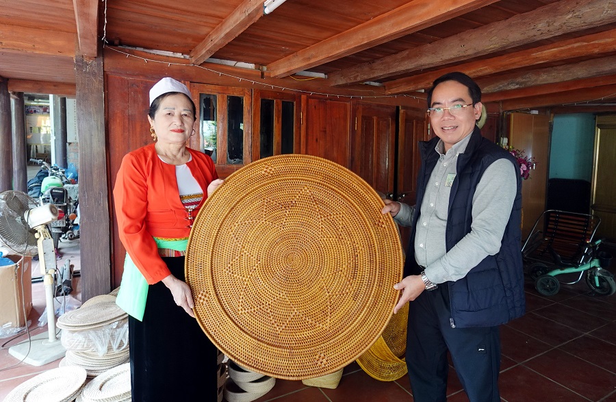 Sản phẩm “chiếc mâm truyền thống” của dân tộc Mường được các nghệ nhân xóm Bui đan thủ công bằng song mây rừng Sản phẩm “chiếc mâm truyền thống” của dân tộc Mường được các nghệ nhân xóm Bui đan thủ công bằng song mây rừng