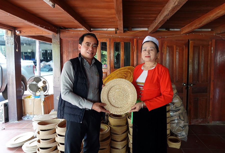 Sản phẩm “chiếc mâm nhỏ truyền thống” của dân tộc Mường được các nghệ nhân xóm Bui đan thủ công bằng song mây rừng Sản phẩm “chiếc mâm nhỏ truyền thống” của dân tộc Mường được các nghệ nhân xóm Bui đan thủ công bằng song mây rừng