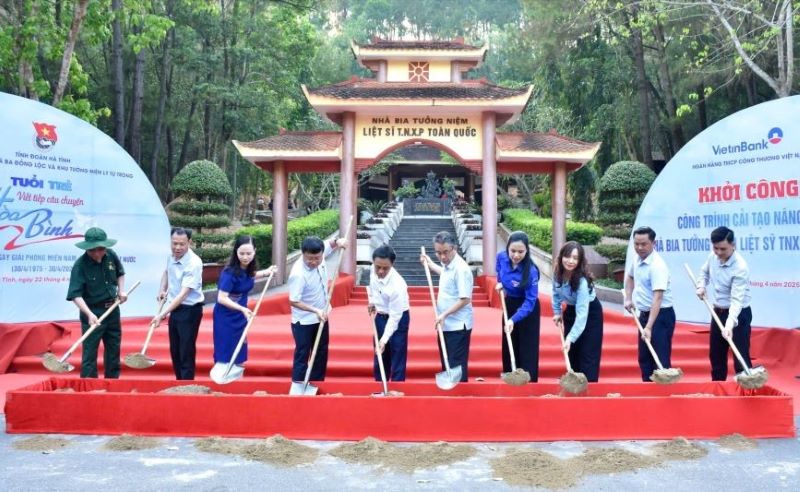 Các đại biểu khởi công công trình cải tạo, nâng cấp Nhà bia tưởng niệm liệt sĩ TNXP toàn quốc.