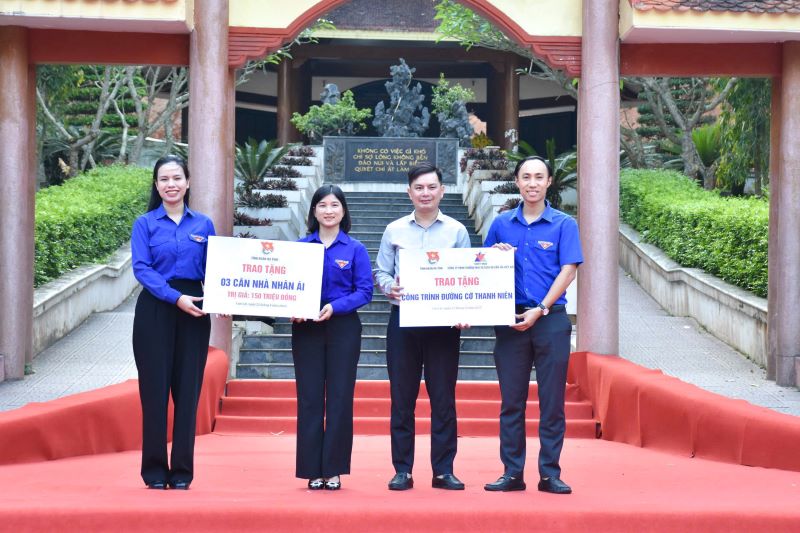 Trao tặng biểu trưng căn nhà nhân ái và công trình đường cờ thanh niên.