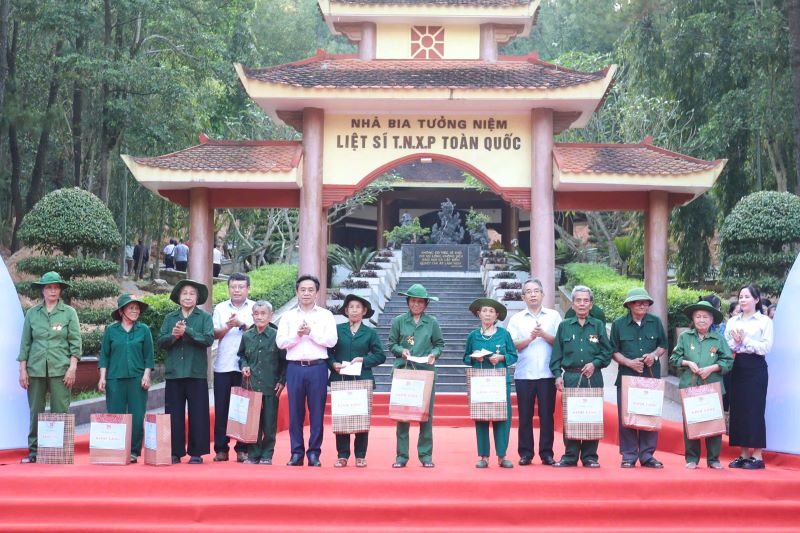 Lãnh đạo Tỉnh ủy, UBND tỉnh Hà Tĩnh trao quà cho cựu Thanh niên xung phong gặp hoàn cảnh khó khăn.