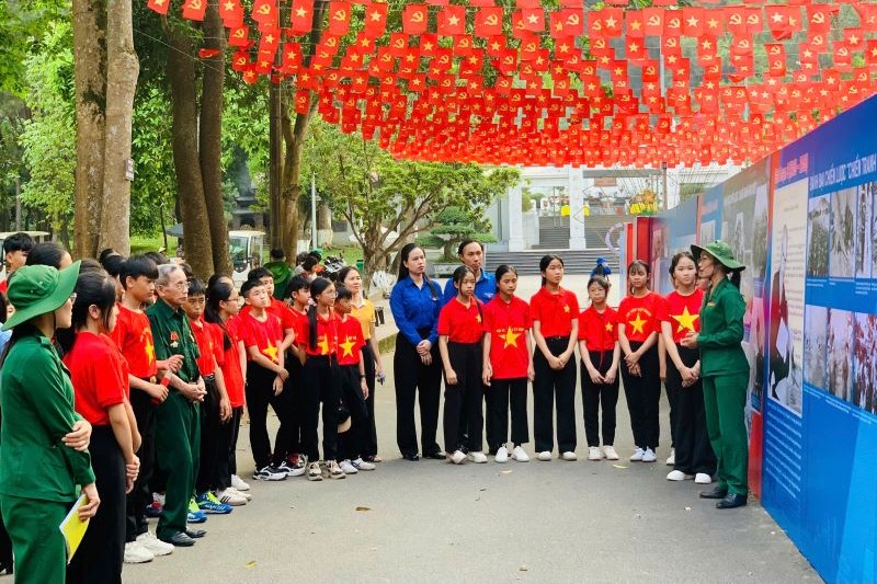 Triển lãm. triển lãm “Hào khí non sông, 50 năm thống nhất, phát triển và hội nhập”.