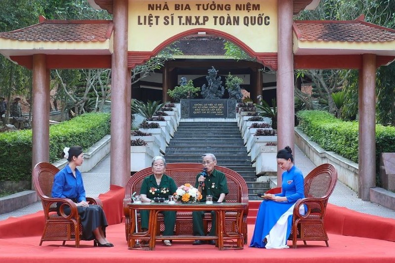 Đoàn viên thanh niên giao lưu, trò chuyện cùng các nhân chứng lịch sử.