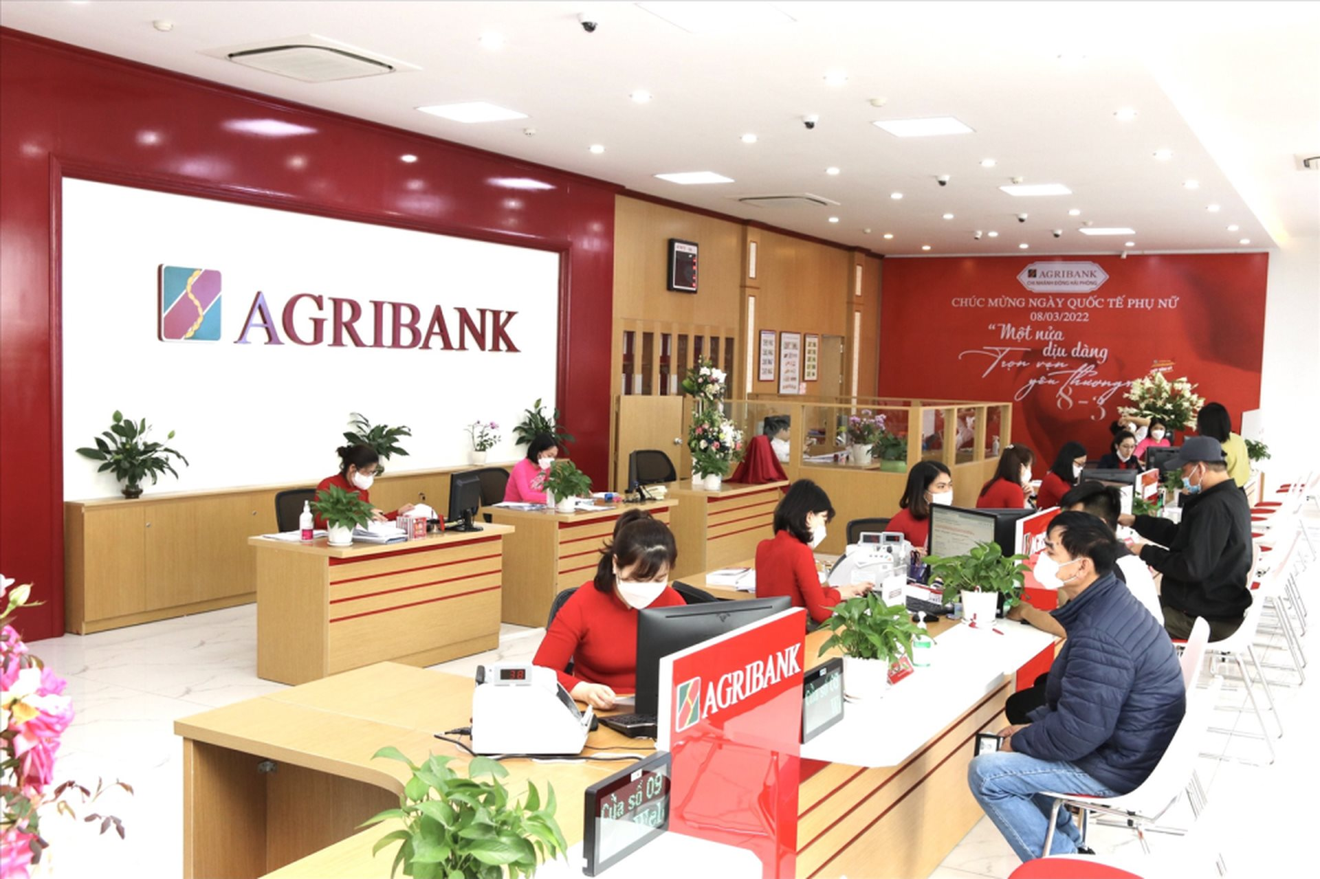 Agribank) vừa bất ngờ tăng lãi suất huy động đối với các kỳ hạn tiền gửi từ 12-24 tháng, với mức tăng 0,1%/năm. (Ảnh minh họa) Agribank) vừa bất ngờ tăng lãi suất huy động đối với các kỳ hạn tiền gửi từ 12-24 tháng, với mức tăng 0,1%/năm. (Ảnh minh họa)